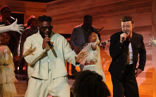Джастин Тимберлейк дебютирует с новой песней в стиле госпел «Sanctified» с Тобе Нвигве на «SNL»: смотрите