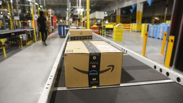 Amazon запускает помощника по покупкам с искусственным интеллектом, поскольку покупатели в праздничные дни увеличивают доходы