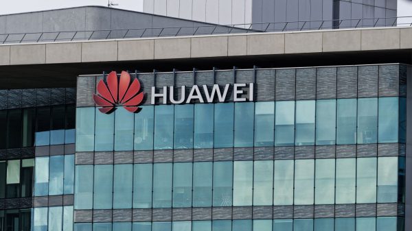 Финансовая прокуратура провела обыск в офисе Huawei во Франции