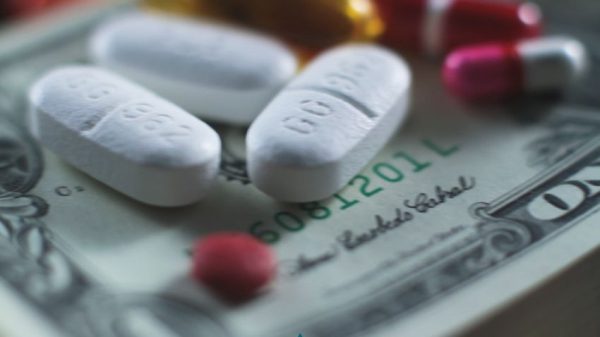 Сенатская комиссия критикует руководителей фармацевтических компаний по поводу цен на лекарства: «Вы несете определенную ответственность»