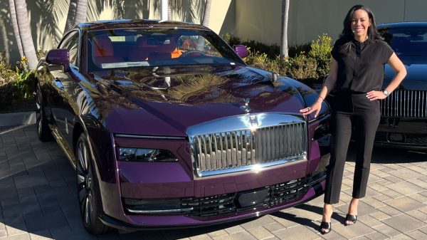 Сверхбогатые покупают все больше ультра-кастомизированных Rolls-Royce и Lamborghini.