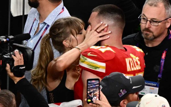 Посмотрите, как Тейлор Свифт целует эмоционального Трэвиса Келси после победы «Канзас-Сити Чифс» на Суперкубке 2024 года
