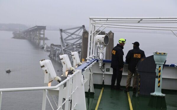 Прибывают краны, чтобы начать разбор обломков смертельного обрушения моста в Балтиморе