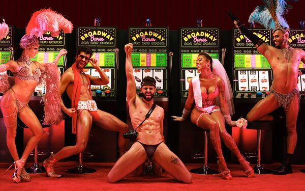«Broadway Bares» объявляет о проведении в 2024 году бурлеск-бенефиса «Hit the Strip» на тему Вегаса