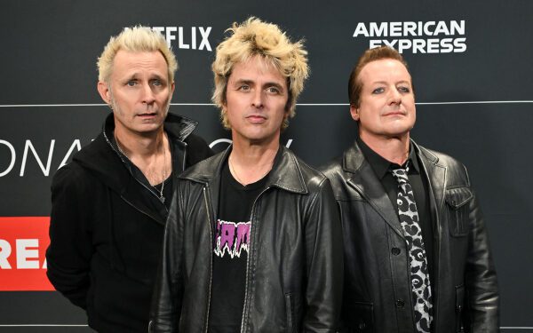 Билли Айлиш присоединяется к Green Day на сцене для открытия благотворительного концерта FireAid