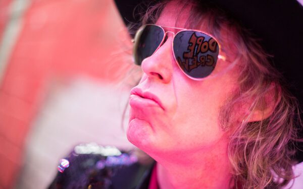 Waterboys вербуют Брюса Спрингстина и Фиону Эппл для концептуального альбома Денниса Хоппера