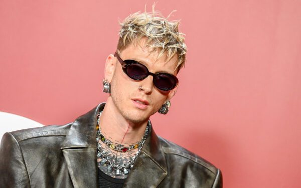 Machine Gun Kelly отдает дань уважения покойному другу Люку «Динго» Трембату