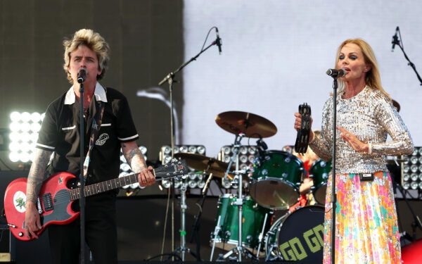 Билли Джо Армстронг присоединяется к The Go-Go's с песней «Head Over Heels» на фестивале Coachella 2025