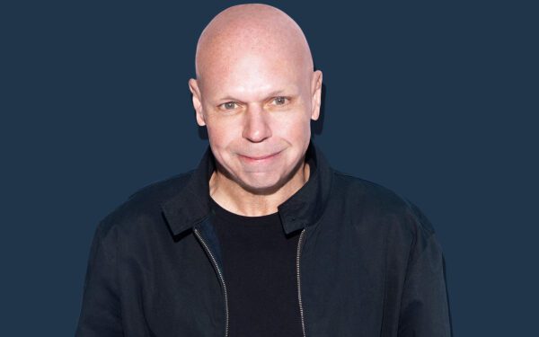Бывший виджей MTV Мэтт Пинфилд делится новыми новостями о выздоровлении после инсульта