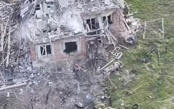 На видео показано, как четверо пленных украинских солдат убиты людьми, опознанными как российские военные