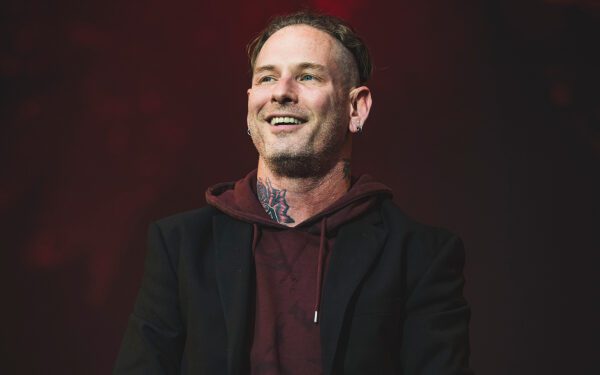 Посмотрите кавер Кори Тейлора из Slipknot на песню «Pink Pony Club» Чаппелла Роана