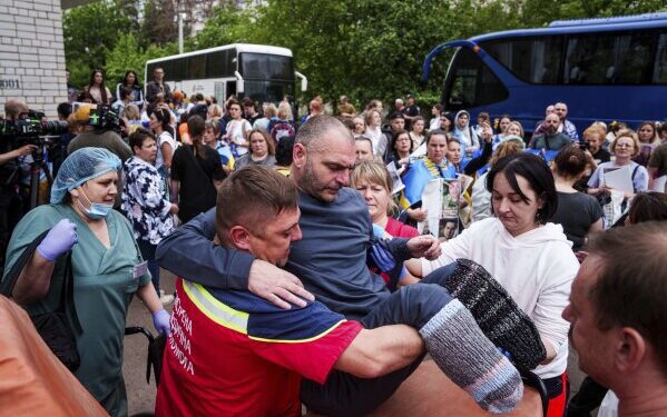AP PHOTOS: Россия и Украина обменялись сотнями пленных спустя несколько часов после массированной атаки на Киев