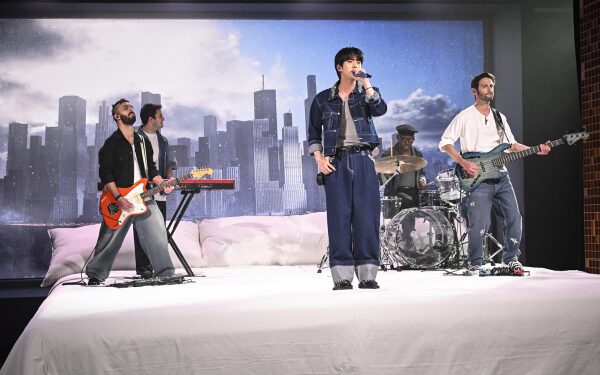 Джин из BTS возвращается на «Fallon» с выступлением «Don't Say You Love Me»