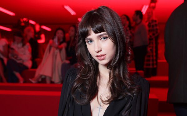 Танец Clairo «Apple» на Brat Tour получил одобрение Charli xcx