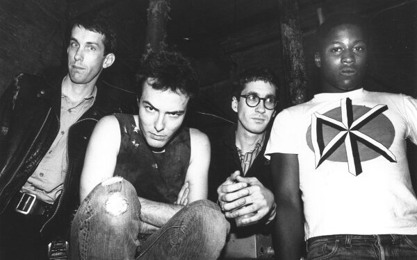 Гитарист группы Dead Kennedys утверждает, что Джелло Биафра сдерживает потенциальное воссоединение