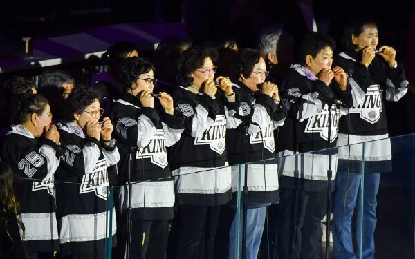 LA Kings организует класс губной гармошки для старшеклассников Koreatown в центре Ice для исполнения национального гимна плей-офф Кубка Стэнли