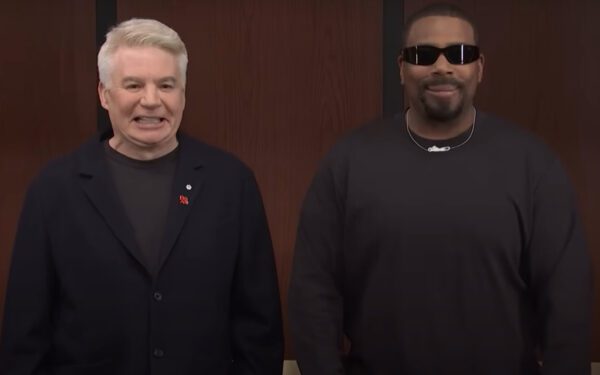 «Йе» и Майк Майерс воссоединились в скетче лифта «SNL» спустя 20 лет после телемарафона по урагану Катрина: Смотреть