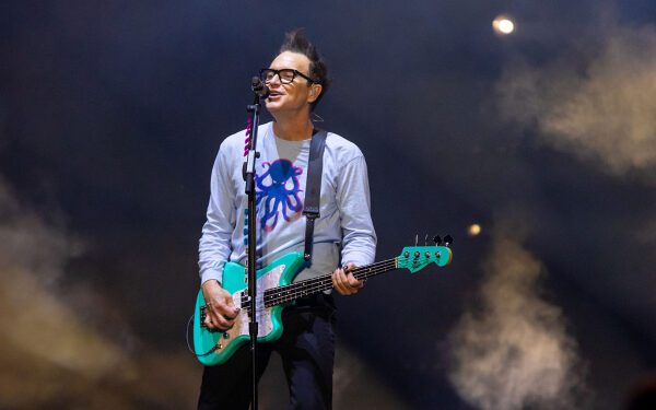 Марк Хоппус размышляет о соперничестве Blink-182 и Green Day во время тура 2002 года