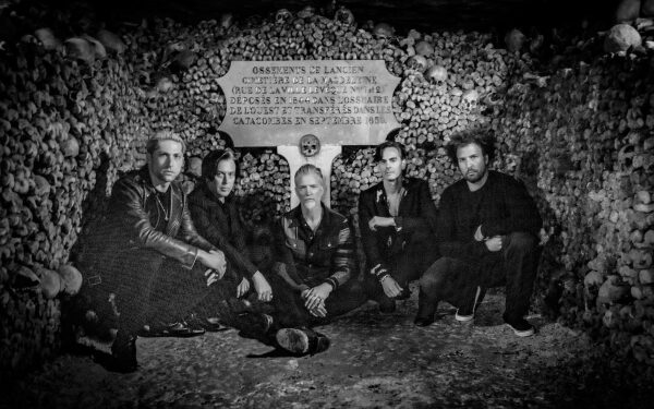 Queens of the Stone Age анонсировали концертный фильм и альбом «Alive in the Catacombs»