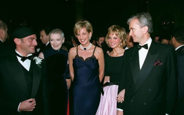 Помните, как принцесса Диана поразила всех на Met Gala в откровенном — и тайно измененном — платье?