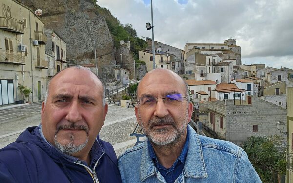 На Сицилии спрятано множество домов за один евро. Эти братья хотят найти их для вас