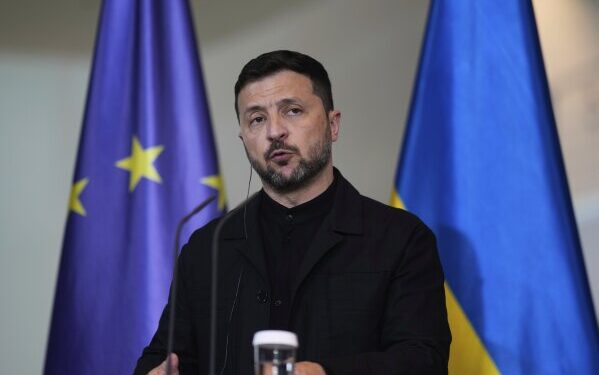 По словам чиновников, взрывы привели к обрушению двух мостов на западе России. Погибли 7 человек