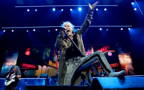 Менеджер Iron Maiden вновь призывает ограничить использование телефона во время концертов: «Я желаю вам только очень больной руки»
