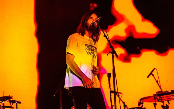 Кевин Паркер анонсирует новую музыку Tame Impala во время диджейского сета в Барселоне