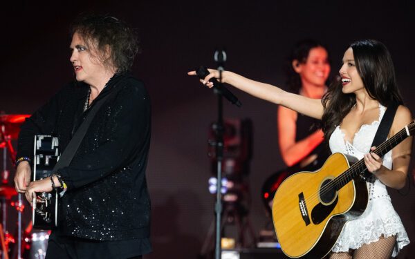 Оливия Родриго представит Роберта Смита из The Cure на фестивале Glastonbury 2025