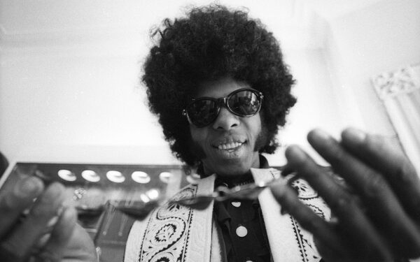 Questlove, Клайв Дэвис и другие отреагировали на смерть Sly Stone: «Музыка Sly, вероятно, будет говорить с нами даже больше, чем тогда»
