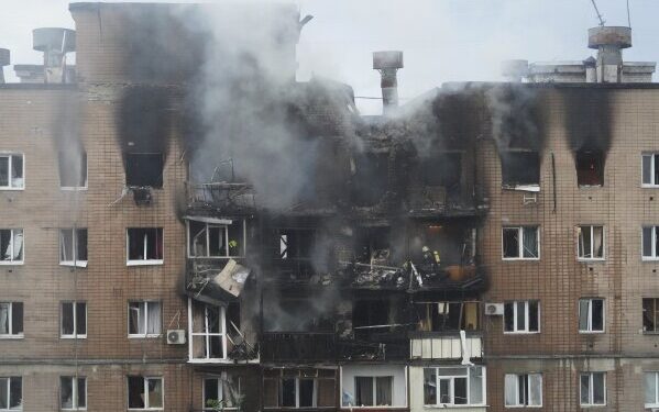 Российский беспилотник и ракетная атака, одна из самых масштабных за всю войну, убили 2 и ранили 13 человек на Украине