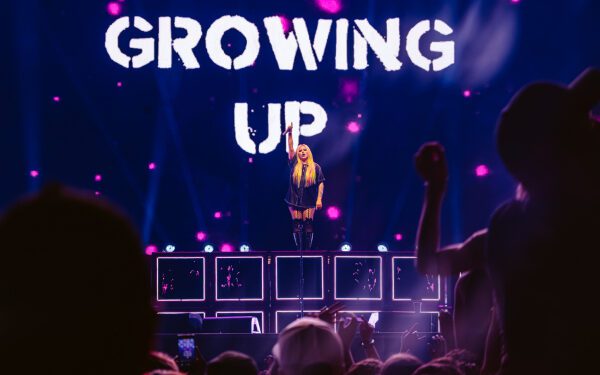 Аврил Лавин и Simple Plan исполнили кавер-версию песни Blink-182 «All The Small Things» на Летнем фестивале в Квебеке