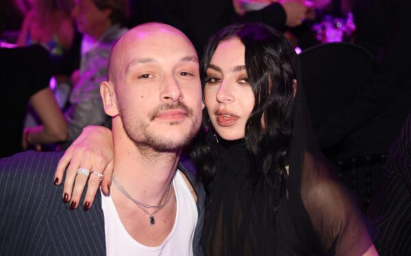 Charli XCX и Джордж Дэниел из The 1975 поженились в Лондоне: репортаж