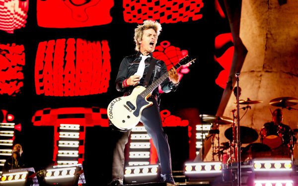 Группа Green Day подверглась насмешкам со стороны фаната, которого пригласили на сцену, чтобы исполнить «Good Riddance», но вместо этого он исполнил хит Oasis