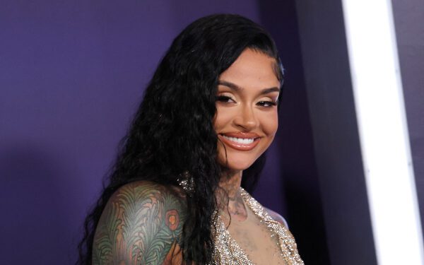 Келани написала записку Мэрайе Кэри, исполнительнице главной роли, после их совместной работы: «Эта женщина — воплощение иконы»