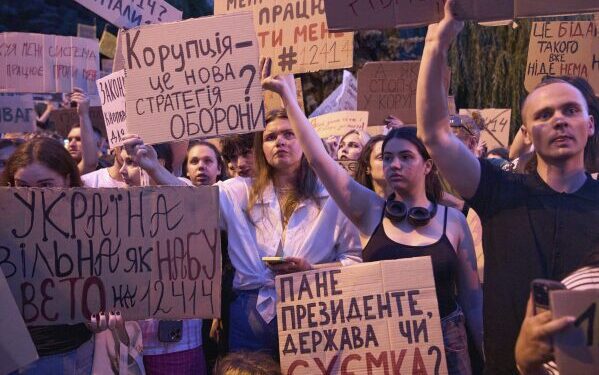 Зеленский столкнулся с негативной реакцией: украинцы протестуют против нового антикоррупционного закона