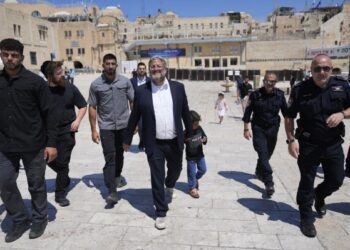 Израильский министр, который возглавил молитвы в спорном святом месте, имеет репутацию человека, совершающего провокационные действия.