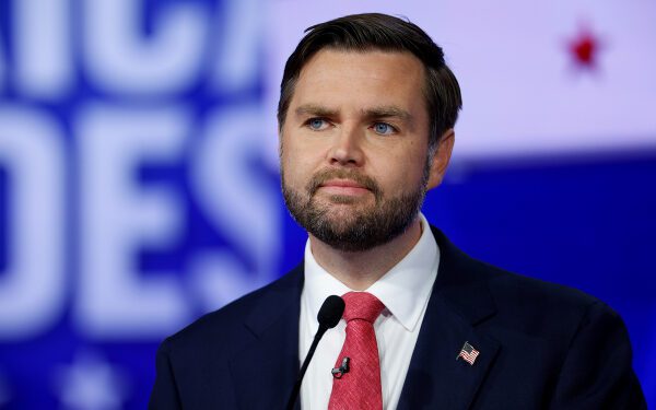 Джей Ди Вэнс поддерживает Тейлор Свифт и Трэвиса Келси после новостей о помолвке: «Я романтик»