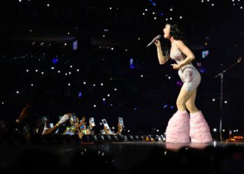 Поклонница Кэти Перри потеряла сознание на сцене во время остановки тура Lifetimes в Детройте