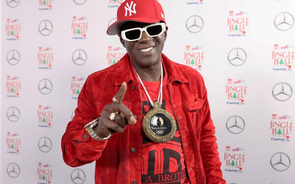 Flavor Flav отмечает начало августа текстами песен Тейлор Свифт