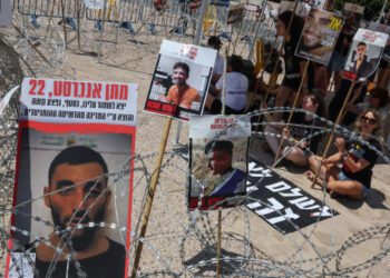 Десятки тысяч израильтян вышли на митинг после того, как боевики из Газы опубликовали видео с изможденными пленниками