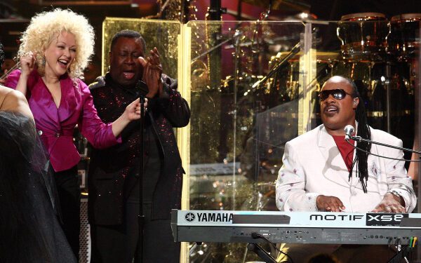 Музыка Earth, Wind & Fire и Синди Лопер будет представлена в новых спецвыпусках «Grammy Salute»