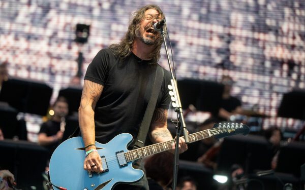 Foo Fighters анонсируют первое живое выступление с новым барабанщиком Иланом Рубином и анонсируют новую песню с насыщенными риффами