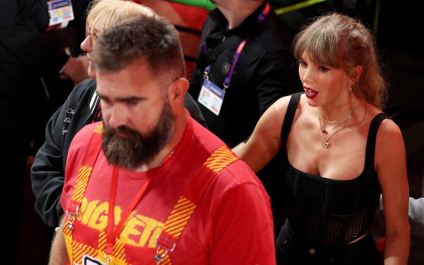 Джейсон Келси уморительно отреагировал на просьбу звезды НБА о встрече с Тейлор Свифт: «Вставай в очередь, приятель!» Джейсон Келси уморительно отреагировал на просьбу звезды НБА о встрече с Тейлор Свифт: «Вставай в очередь, приятель!»