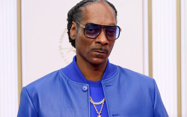 Snoop Dogg отвечает на негативную реакцию по поводу комментариев ЛГБТК+ в песне «Lightyear»: «Это моя вина»