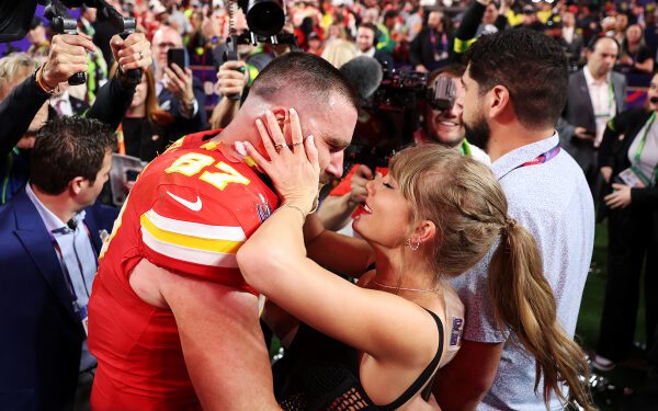 Трэвис Келси рассказывает о помолвке с Тейлор Свифт перед матчем Chiefs-Eagles: «Ладони определенно вспотели»