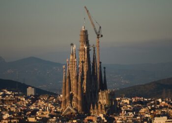 Саграда Фамилия в Барселоне стала самой высокой церковью в мире Саграда Фамилия в Барселоне стала самой высокой церковью в мире