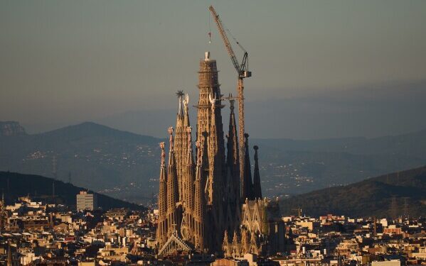 Саграда Фамилия в Барселоне стала самой высокой церковью в мире Саграда Фамилия в Барселоне стала самой высокой церковью в мире