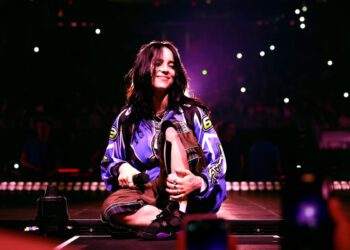 Билли Айлиш рассказала, что чуть не отказалась от песни «Birds of a Feather», посчитав её «довольно глупой» Билли Айлиш рассказала, что чуть не отказалась от песни «Birds of a Feather», посчитав её «довольно глупой»