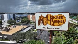 Cracker Barrel расторгает контракт с дизайнерской фирмой, которая виновата в катастрофическом изменении логотипа